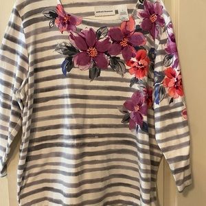 Alfred Dunner Gray striped top, 3/4 sleeves with pink/purple flowers.